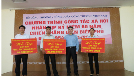 Công đoàn Công Thương Việt Nam: Tặng quà cho công nhân lao động, học sinh nghèo vượt khó tỉnh Điện Biên