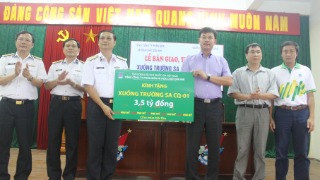 PVFCCo (Đạm Phú Mỹ) tặng xuồng Trường Sa CQ-01 cho Bộ Tư lệnh Hải quân 