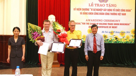CĐCTVN trao tặng Kỷ niệm chương “Vì sự nghiệp xây dựng tổ chức công đoàn” và Bằng khen cho cán bộ ABVV-Metaal