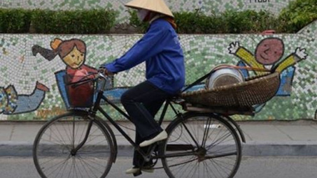Nao lòng ngắm bức ảnh mẹ chở hai con trên phố Hà Nội