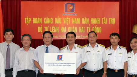Petrolimex trao tặng BTL Hải quân Việt Nam 2 tỷ đồng