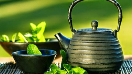 Ấm lòng bát trà xanh miễn phí trên vỉa hè Hà Nội