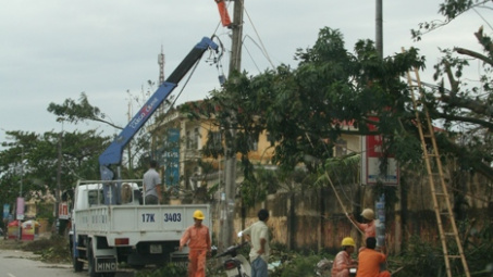 Rút ngắn thời gian khắc phục sự cố điện do bão lũ gây ra