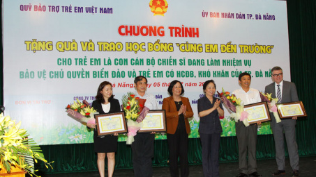 Petrolimex hỗ trợ 100 triệu đồng trao học bổng "Cùng em đến trường"