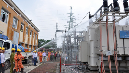 Công ty lưới điện cao thế TP Hà Nội: Thí điểm vệ sinh cách điện lưới 110kV, 35kV, 22kV bằng nước áp lực cao
