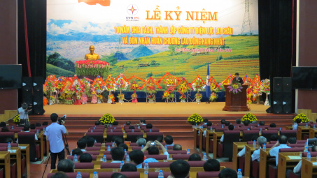 Công ty Điện lực Lai Châu đón nhận Huân chương Lao động hạng Nhất.