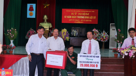 Lãnh đạo Tập đoàn Vinachem thăm, tặng quà các thương, bệnh binh tại Duy Tiên, Hà Nam