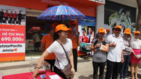Gần 500 người dân xếp hàng nhận vé máy bay Jetstar miễn phí tại Thanh Hóa