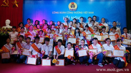Biểu dương gia đình CNVCLĐ tiêu biểu và học sinh đạt giải Quốc gia, Quốc tế năm học 2013-2014