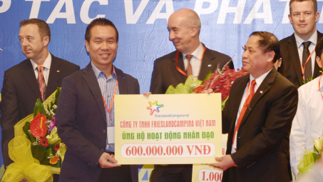 FrieslandCampina Việt Nam trao tặng 60 con bò cho Hội Chữ Thập Đỏ Việt Nam