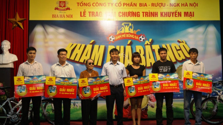 57 khách hàng được trao giải “Đam mê bóng đá – Khám phá bất ngờ” của Bia Hà Nội