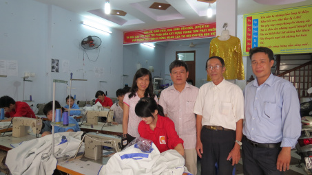 Công đoàn Cơ quan Bộ Công Thương thăm và tặng quà Trung tâm hướng nghiệp dạy nghề hỗ trợ trẻ thiệt thòi.