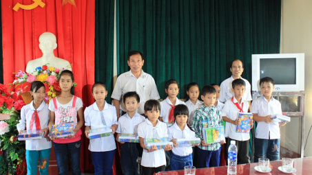 Công đoàn Công nghiệp Hóa chất Việt Nam trao tặng vở cho học sinh
