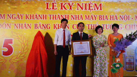 Nhà máy Bia Hà Nội - Mê Linh đón nhận Bằng khen của Thủ tướng Chính phủ