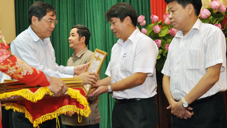 EVN HANOI nhận Bằng khen của Ban Thường vụ Thành ủy Hà Nội 