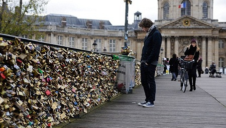 Paris chính thức "ra tay" chặn đứng khóa tình yêu