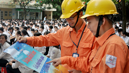 EVN HANOI tiếp tục triển khai tuyên truyền tiết kiệm điện tại 198 trường THPT