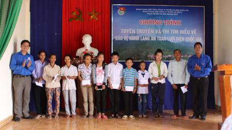 Đoàn Thanh niên Truyền tải điện Quảng Bình tuyên truyền bảo vệ hành lang lưới điện