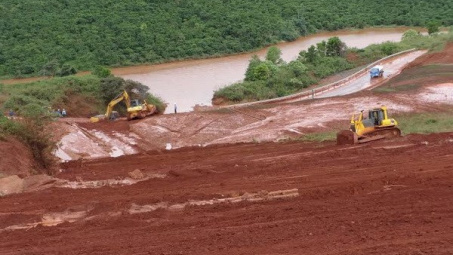 Kịp thời khắc phục sự cố vỡ đê hồ thải quặng của Bauxite Tân Rai