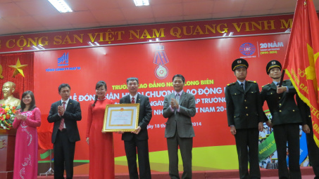 Trường Cao đẳng nghề Long Biên đón nhận Huân chương Lao động hạng Ba