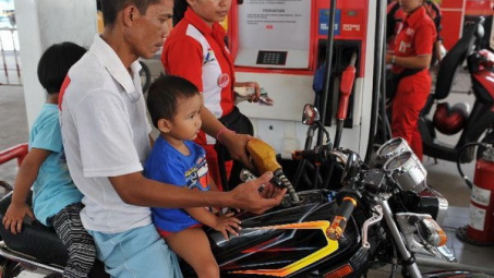 Indonesia tăng giá nhiên liệu nhằm cải thiện thâm hụt ngân sách