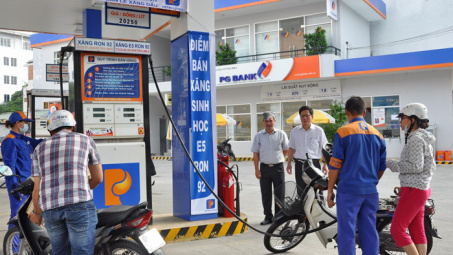 Tổng giám đốc Petrolimex Trần Văn Thịnh kiểm tra công tác triển khai xăng E5 RON 92 tại Petrolimex Sài Gòn