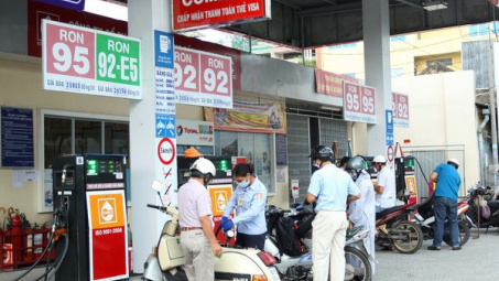 Nhiều vướng mắc trong ngày đầu triển khai bán xăng sinh học E5