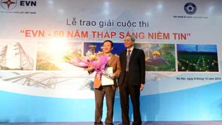 Trao giải cuộc thi và khai mạc triển lãm ảnh “EVN – 60 năm thắp sáng niềm tin”