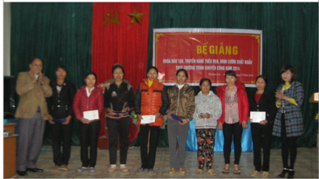 Bế giảng khóa đào tạo, truyền nghề thêu ren đính cườm xuất khẩu tại xã Hoàng Lâu