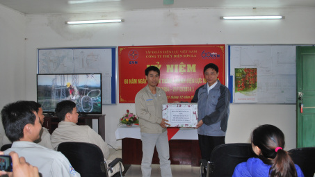 Công ty Thủy điện Sơn La tổ chức thăm và tặng quà cho tập thể CBCNV Phòng Chuẩn bị sản xuất (CBSX) Lai Châu.