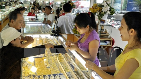 Giá vàng SJC tăng mạnh, giao dịch quanh mức 35,33 triệu đồng/lượng.