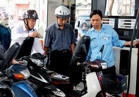 Kịp thời điều chỉnh thuế nhập khẩu và giá bán lẻ xăng dầu