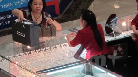Giá vàng trong nước tăng nhẹ, tiếp tục thu hẹp chênh lệch với thế giới