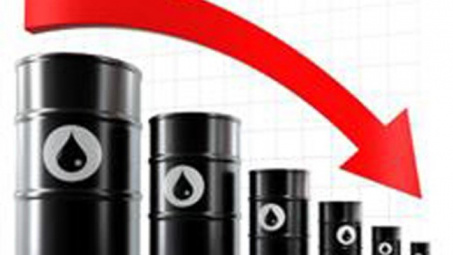 Giá dầu giảm do dự trữ dầu thô của Mỹ tăng và đồng USD mạnh