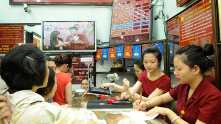 Giá vàng SJC giảm nhẹ, chênh lệch với thế giới ở mức 2,7 triệu đồng