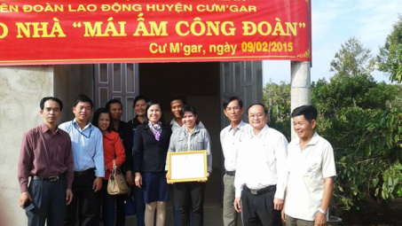 Liên đoàn lao động tỉnh Đắc Lắc: Các cấp công đoàn chăm lo đời sống cho công nhân viên chức lao động nghèo đón Tết Nguyên đán Ất Mùi