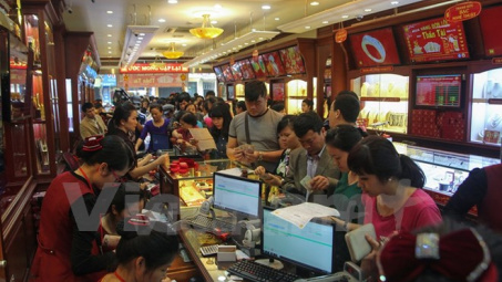 Vàng SJC đồng loạt giảm giá, chênh lệch với thế giới lại nới rộng