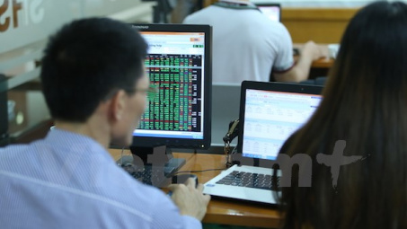 Năm mã chứng khoán niêm yết tăng, giảm mạnh nhất tuần