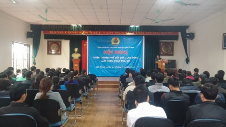 Công đoàn các KCN tỉnh Hà Nam: Tuyên truyền Luật LĐ, Luật CĐ tới công nhân