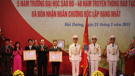 Đại học Sao Đỏ nhận Huân chương Độc lập hạng Nhất
