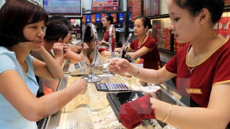 Chênh lệch vàng SJC với thế giới giảm mạnh do tăng giảm trái chiều