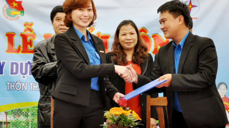 Đoàn thanh niên EVN HANOI ủng hộ 50 triệu đồng xây dựng sân chơi cho thiếu nhi thôn Thanh Vị, xã Thanh Mỹ, thị xã Sơn Tây