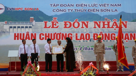 Thủy điện Sơn La đón nhận Huân chương Lao động hạng Nhì của Chủ tịch Nước