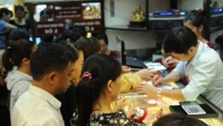 Giá vàng trong nước SJC giảm không theo kịp với thế giới