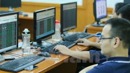 Lực cung tăng mạnh về cuối phiên khiến chứng khoán đỏ sàn