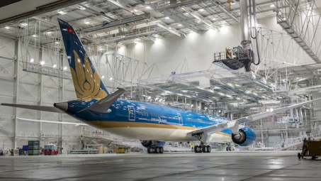 Boeing 787-9 Dreamliner rời xưởng sơn tại Mỹ