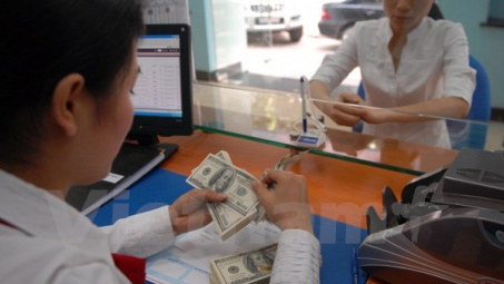 Giá USD liên tục tăng, ngân hàng thay bảng giá niêm yết 3-4 lần