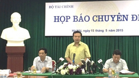 Dù giảm, giá sữa vẫn tiếp tục bị áp mức trần