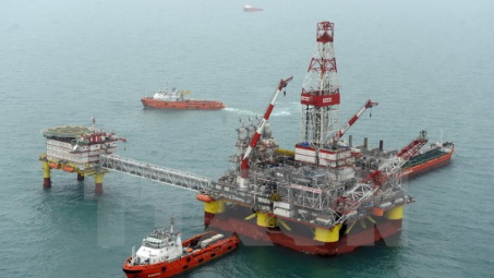 Giá dầu đi xuống sau khi OPEC quyết định duy trì sản lượng
