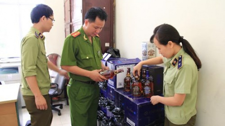 Thanh Hóa: Bắt giữ hơn 200 chai rượu ngoại nhập lậu